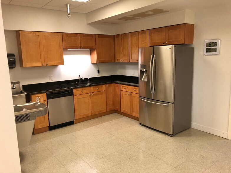 More Photos Of 8761 Virginia Meadows Dr, Manassas Warehouse For Lease