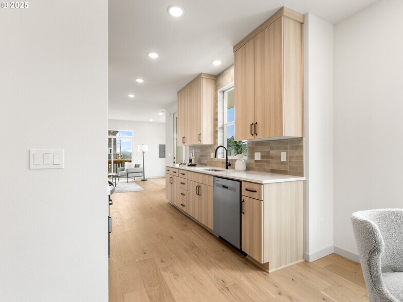 More Photos Of 305 Jetty ave, Lincoln City Multifamily For Sale