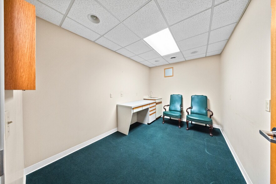 More Photos Of 1901 Winchester Ave, Ashland Office For Sale