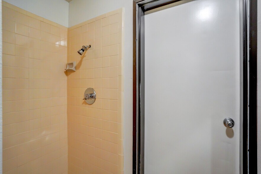 More Photos Of 950 S Central Ave, Compton Schools For Sale