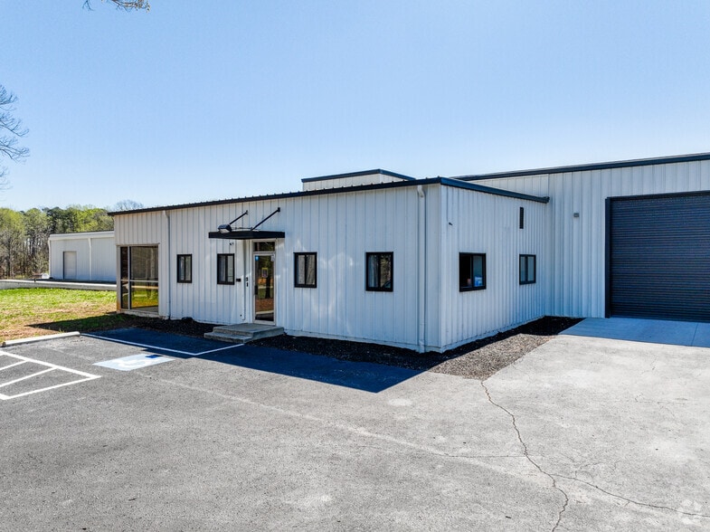 More Photos Of 414 N Meriah St, Landis Warehouse For Lease