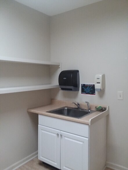 More Photos Of 327 Fullerton Ave, Newburgh Medical For Lease