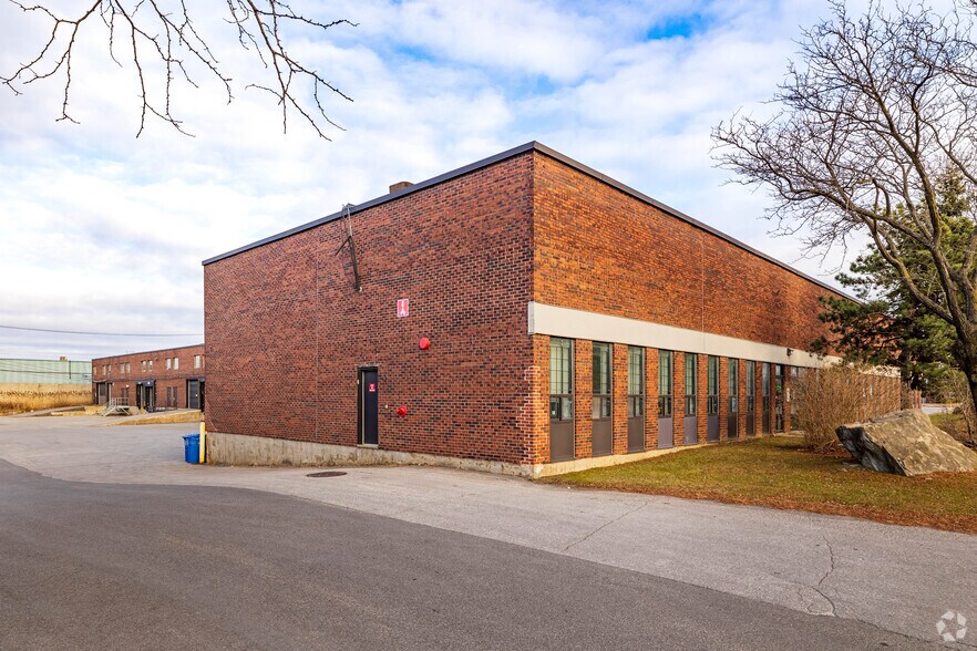 More Photos Of 8459-8497 Ch Dalton, Mont-Royal Flex For Lease