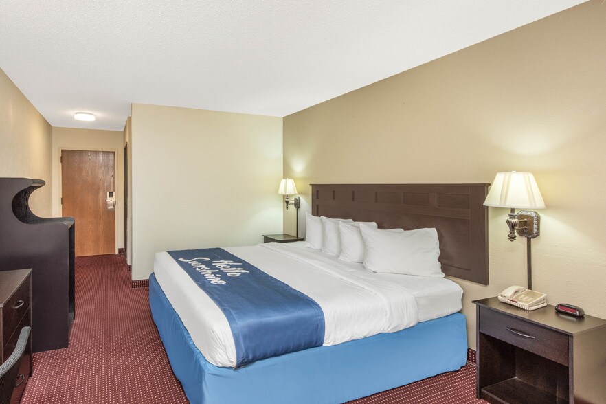 More Photos Of 3010 Green Mountain Dr, Branson Hotel For Sale