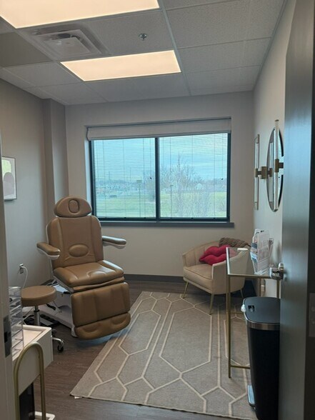 More Photos Of 9501 N Oak Tfwy, Kansas City Medical For Lease