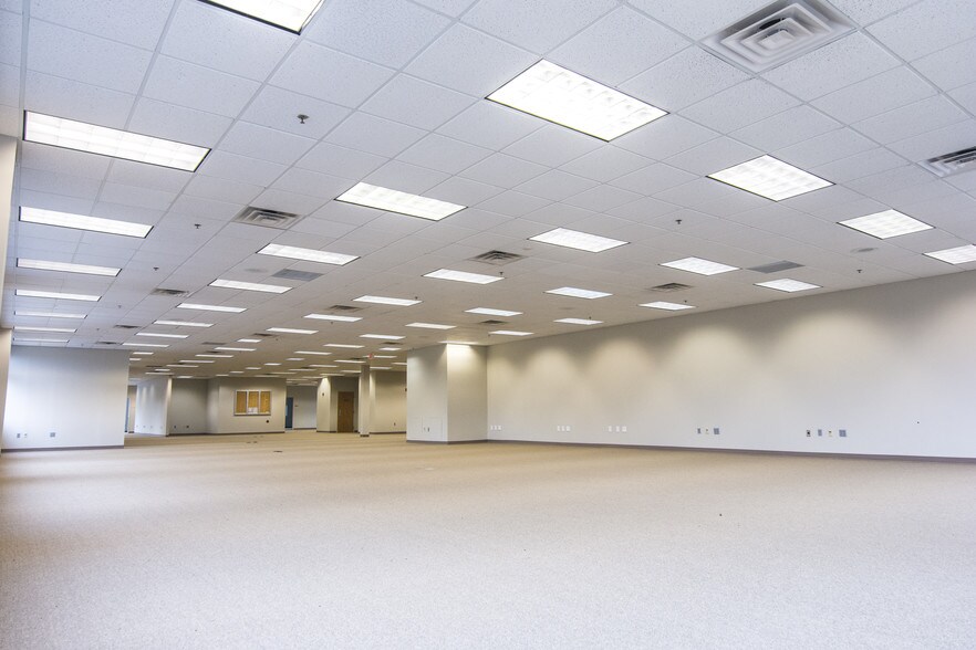 More Photos Of 100 Gardner Park, Peachtree City Warehouse For Lease