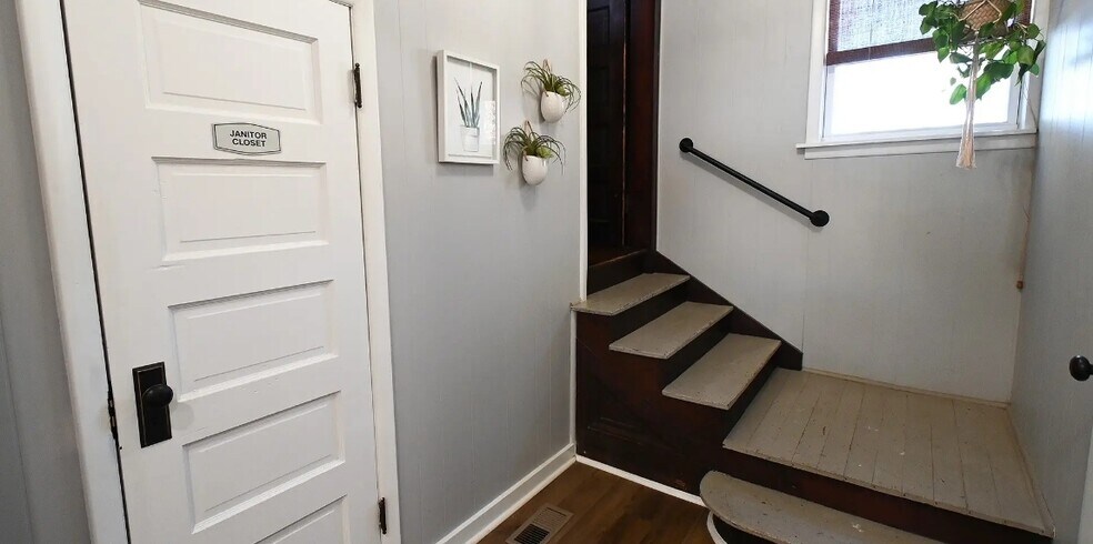 More Photos Of 812 N Main St, Gore Specialty For Sale