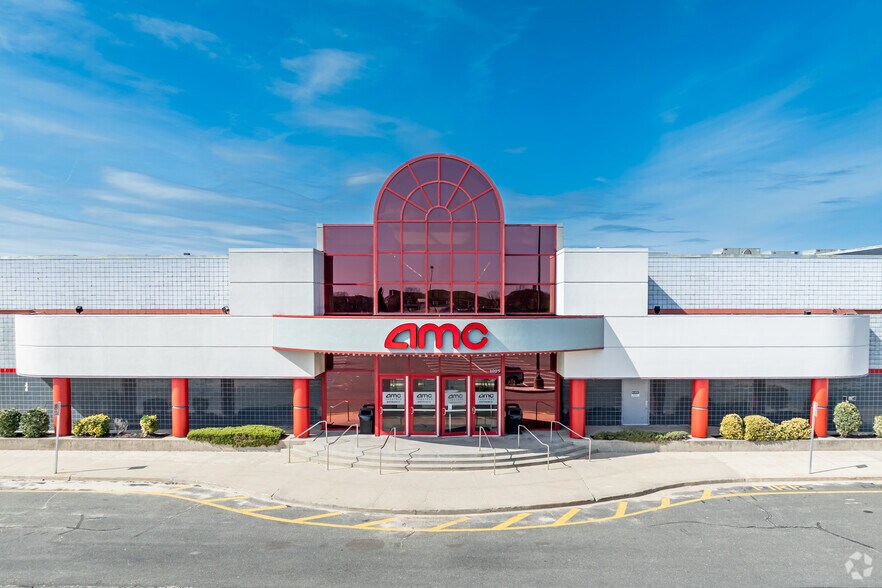Primary Photo Of 1025 Corporate Dr, Westbury Movie Theatre For Lease