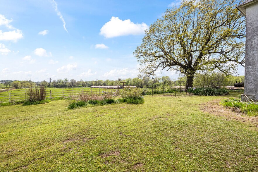 More Photos Of 10535 N Highway 59, Summers Land For Sale