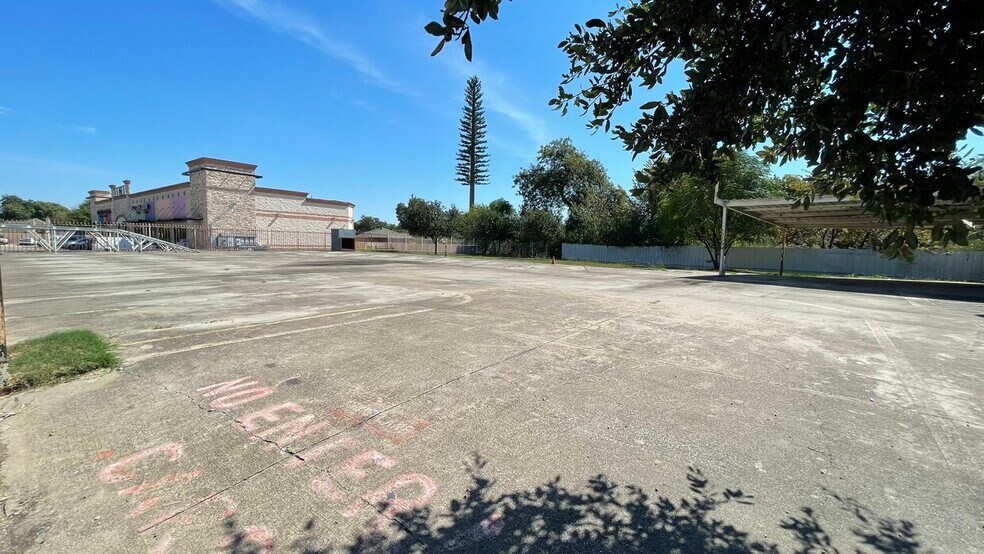 More Photos Of 3614 W Jefferson Blvd, Dallas Office For Sale