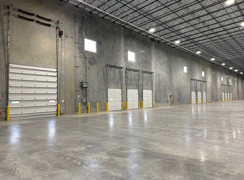 More Photos Of 1122 S Foster Rd, San Antonio Unknown For Lease