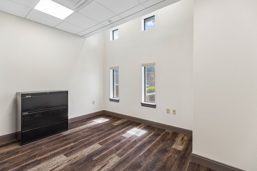 More Photos Of 4358 Lockhill Selma Rd, Shavano Park Medical For Lease