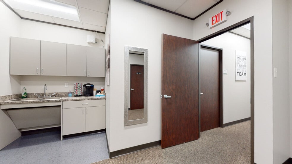 More Photos Of 3401 Navigation Blvd, Houston Distribution For Lease