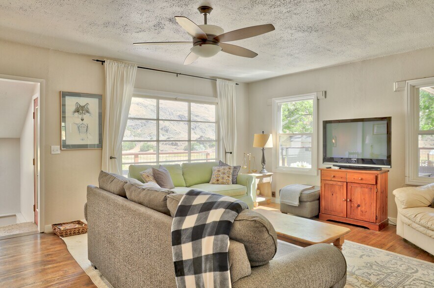 More Photos Of 27035 Snake River Rd, Huntington Specialty For Sale