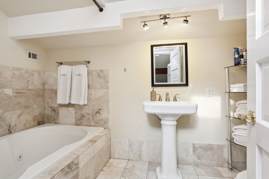 More Photos Of 842 Camp St, New Orleans Specialty For Sale