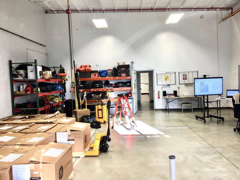 More Photos Of 2 Amboy Ave, Woodbridge Warehouse For Lease