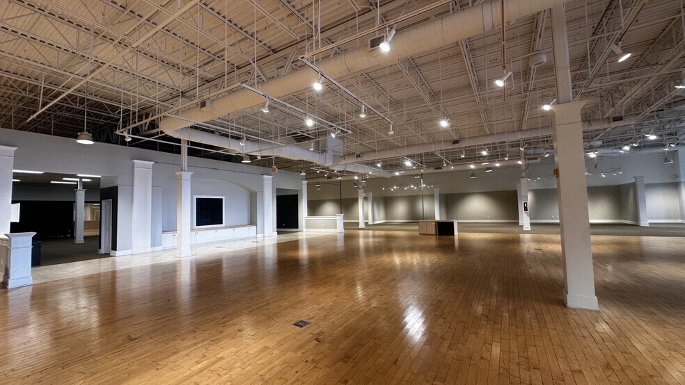 More Photos Of 7463 W Colonial Dr, Orlando Department Store For Lease