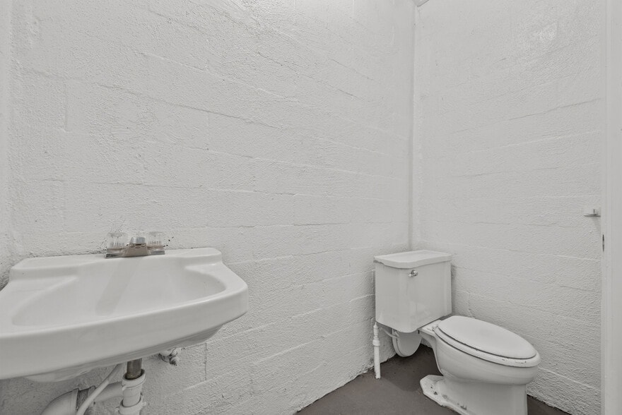 More Photos Of 550 Highway 46, Wasco Warehouse For Sale