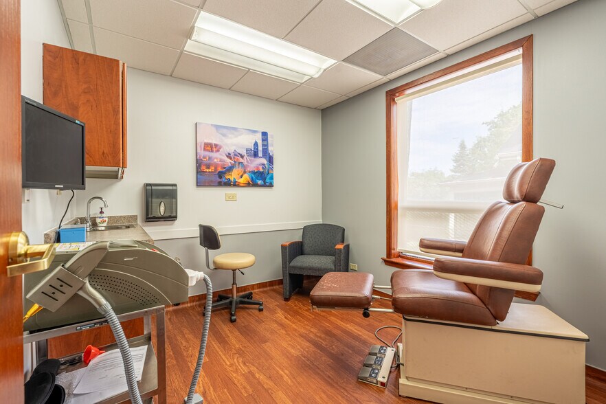 More Photos Of 401 N York St, Elmhurst Medical For Lease
