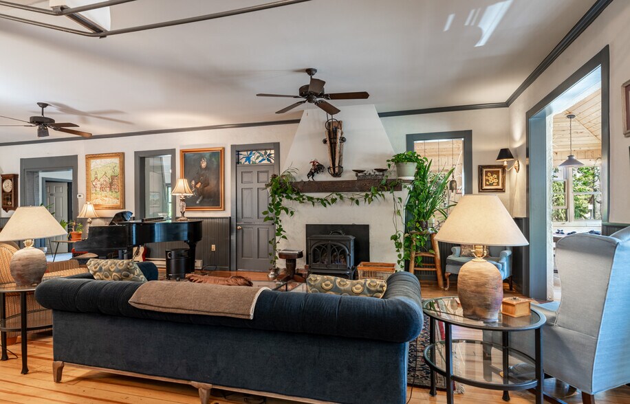 More Photos Of 129 Gothic Ave, Crested Butte Hotel For Sale