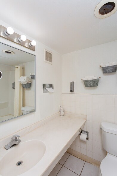 More Photos Of 2803 W 2nd St, Roswell Hotel For Sale