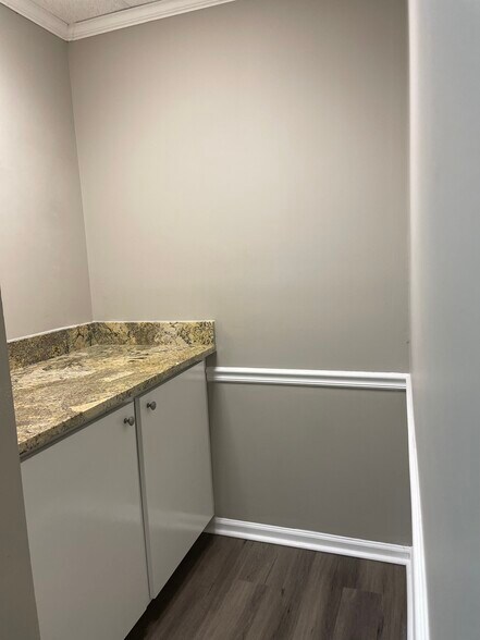 More Photos Of 770 Old Roswell Rd, Roswell Office For Lease