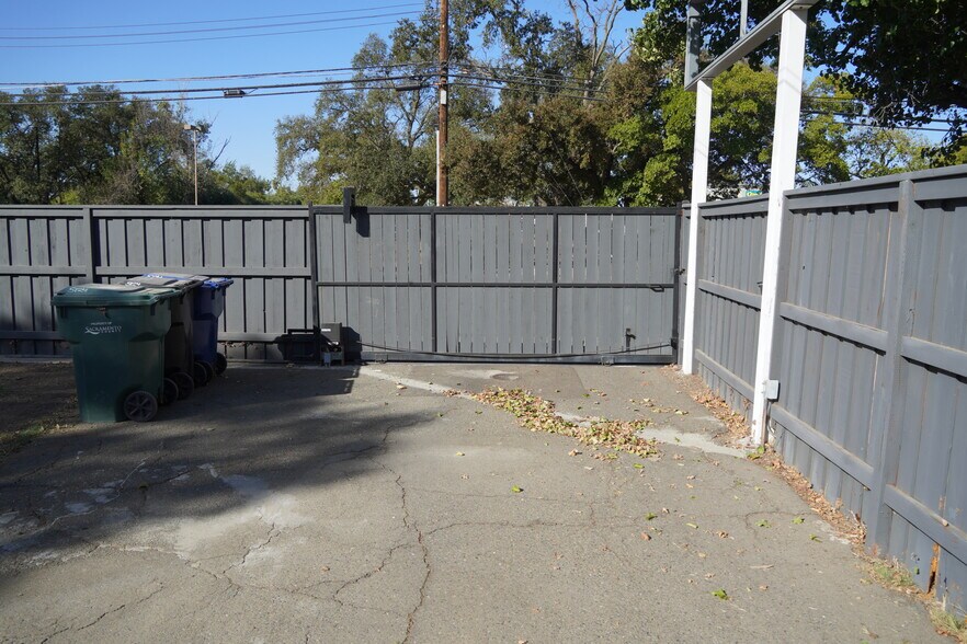 More Photos Of 5124 Walnut Ave, Sacramento Warehouse For Sale