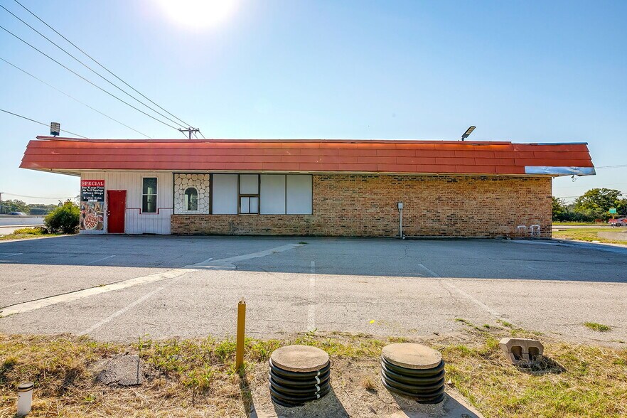 Primary Photo Of 8901 Jacksboro Hwy, Lakeside Restaurant For Lease