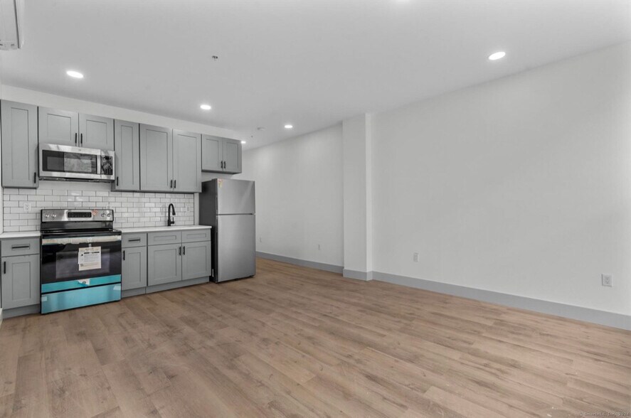 More Photos Of 111 Bank St, Waterbury Apartments For Sale