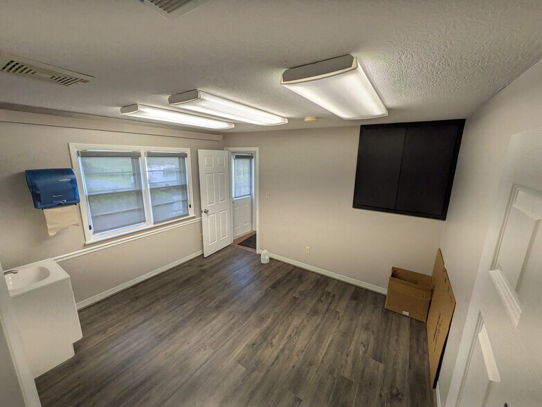 More Photos Of 2527 W Dublin Granville Rd, Columbus Veterinarian Kennel For Sale