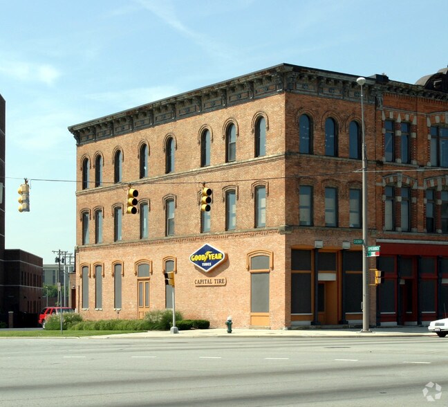 More Photos Of 1001 Cherry St, Toledo Office For Lease
