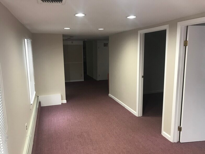 More Photos Of 1008 W Jericho Tpke, Smithtown Office For Lease