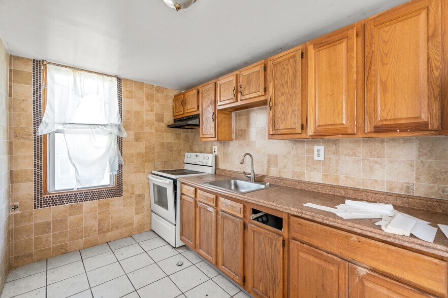 More Photos Of 2800 Huntingdon Ave, Baltimore Storefront Retail Residential For Lease