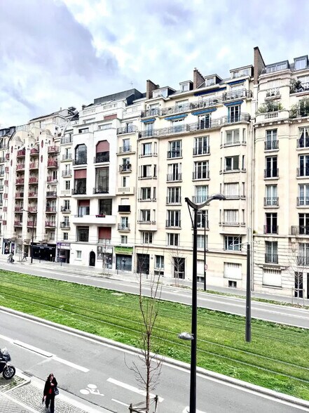 More Photos Of 47 Rue Guersant, Paris Office For Sale