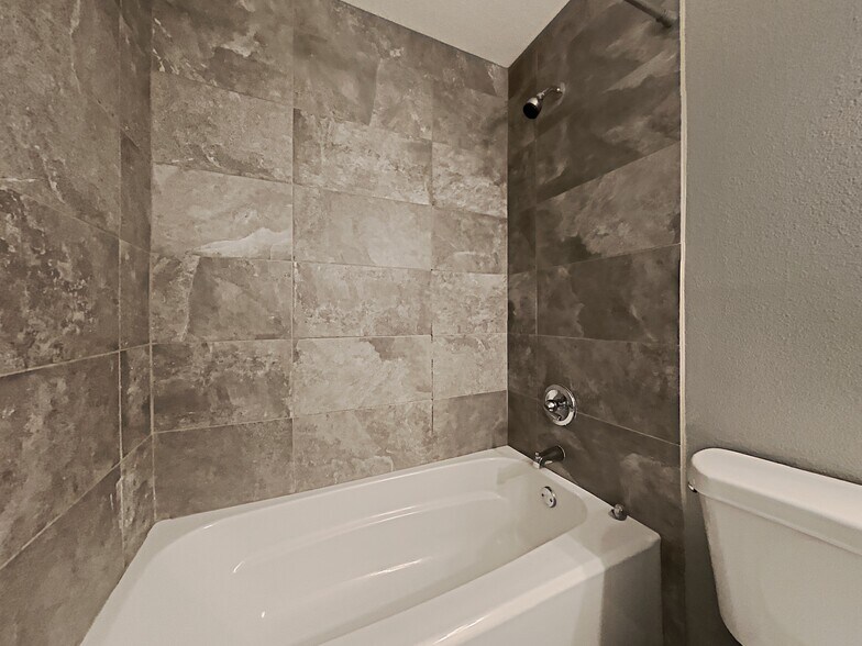 More Photos Of 1010 N Meadows Dr, Austin Apartments For Sale