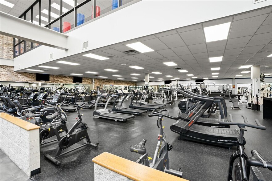 More Photos Of 2140 Fairway Dr, Davison Sports And Entertainment For Sale