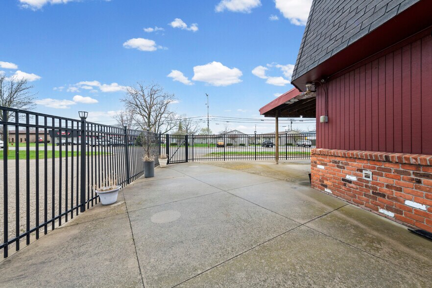 More Photos Of 1090 Rochester Rd, Troy Restaurant For Sale