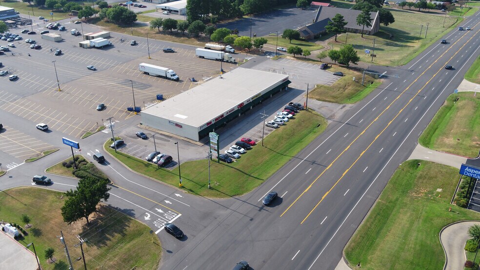 More Photos Of 1711 N East End Blvd, Marshall Storefront For Lease