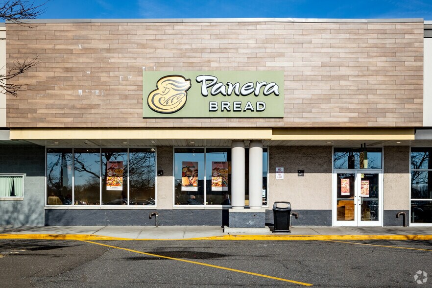 More Photos Of 367-425 N Service Rd, Patchogue Storefront For Lease