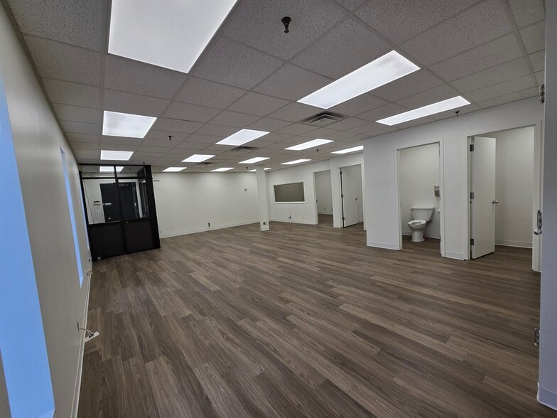 More Photos Of 40 Commerce Dr, Hauppauge Warehouse For Lease
