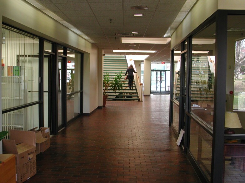 More Photos Of 555 Washington St, Wellesley Storefront Retail Office For Lease