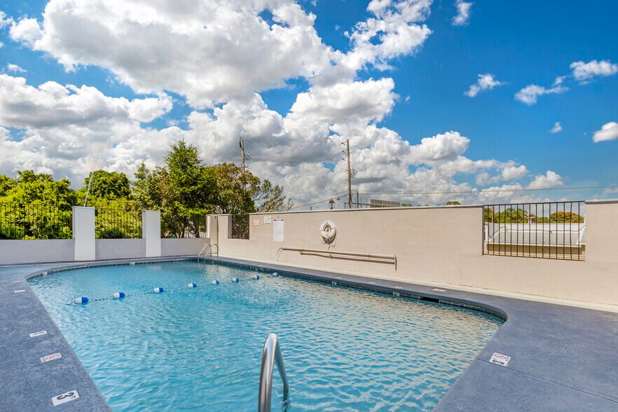 More Photos Of 115 Lake Ave, Spring Lake Hotel For Sale