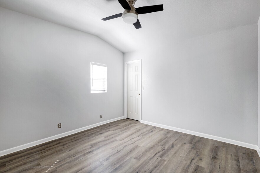 More Photos Of 1016 E Borgfeld Dr, San Antonio Flex For Sale