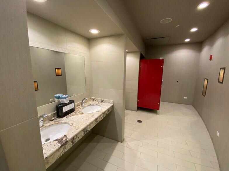 More Photos Of 545-547 N Milwaukee Ave, Libertyville General Retail For Lease