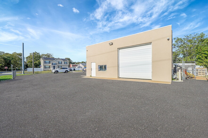 More Photos Of 93 N Clinton Ave, Bay Shore Warehouse For Sale