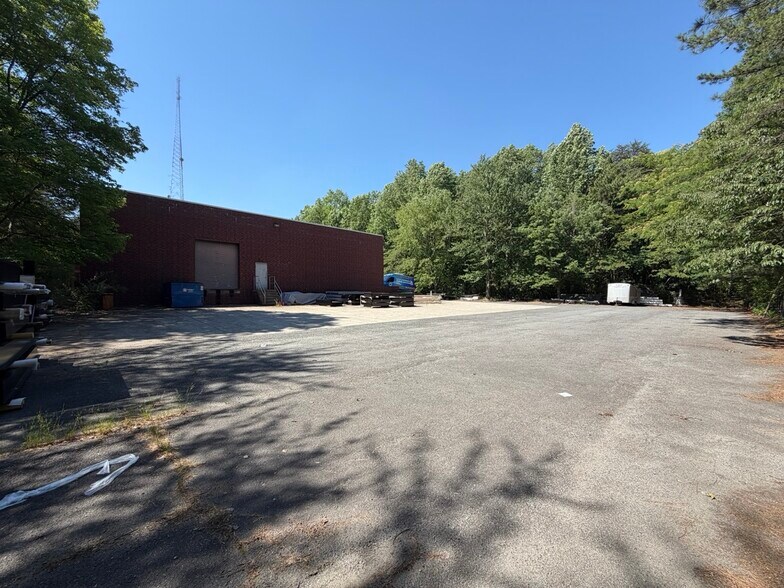 More Photos Of 400 E Arrowhead Dr, Charlotte Warehouse For Lease