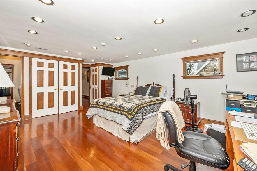 More Photos Of 806 Park Ave, Mount Airy Office For Sale