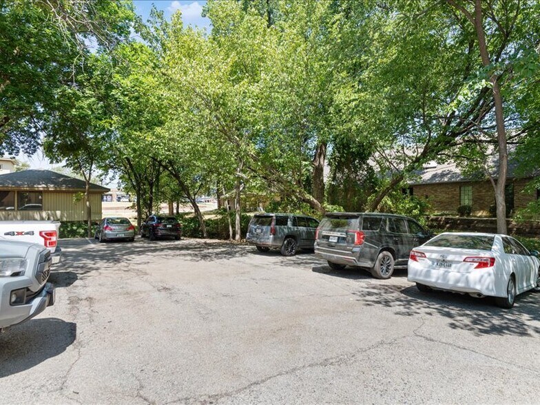 More Photos Of 2020 W Northwest Hwy, Grapevine Office For Lease