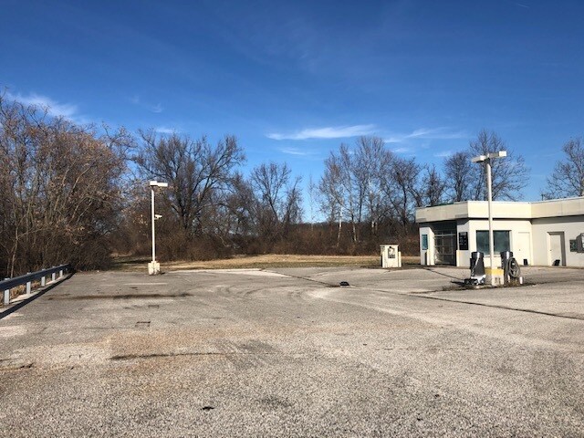 More Photos Of 606 Shirlee St, Vincennes Service Station For Sale