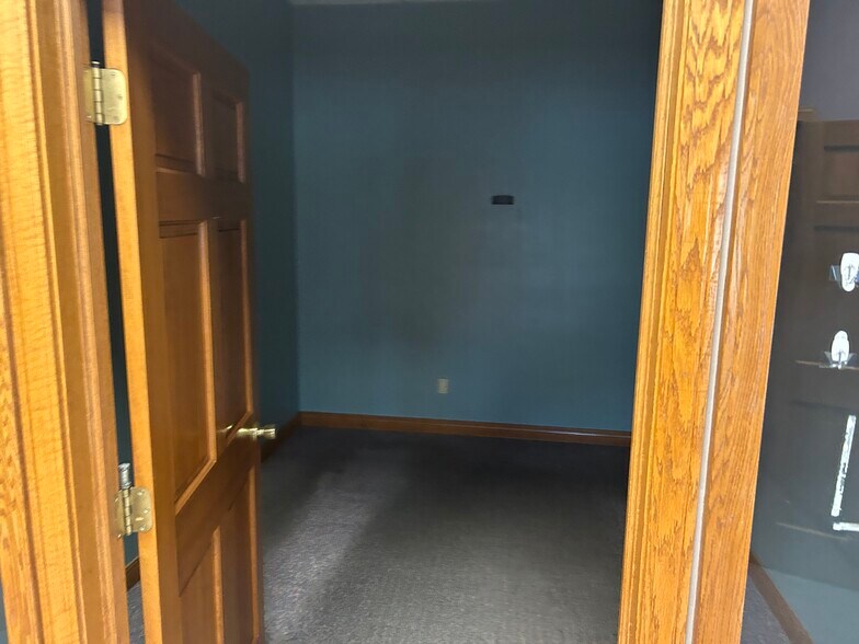 More Photos Of 308 Patrick Street Plz, Charleston Storefront For Lease